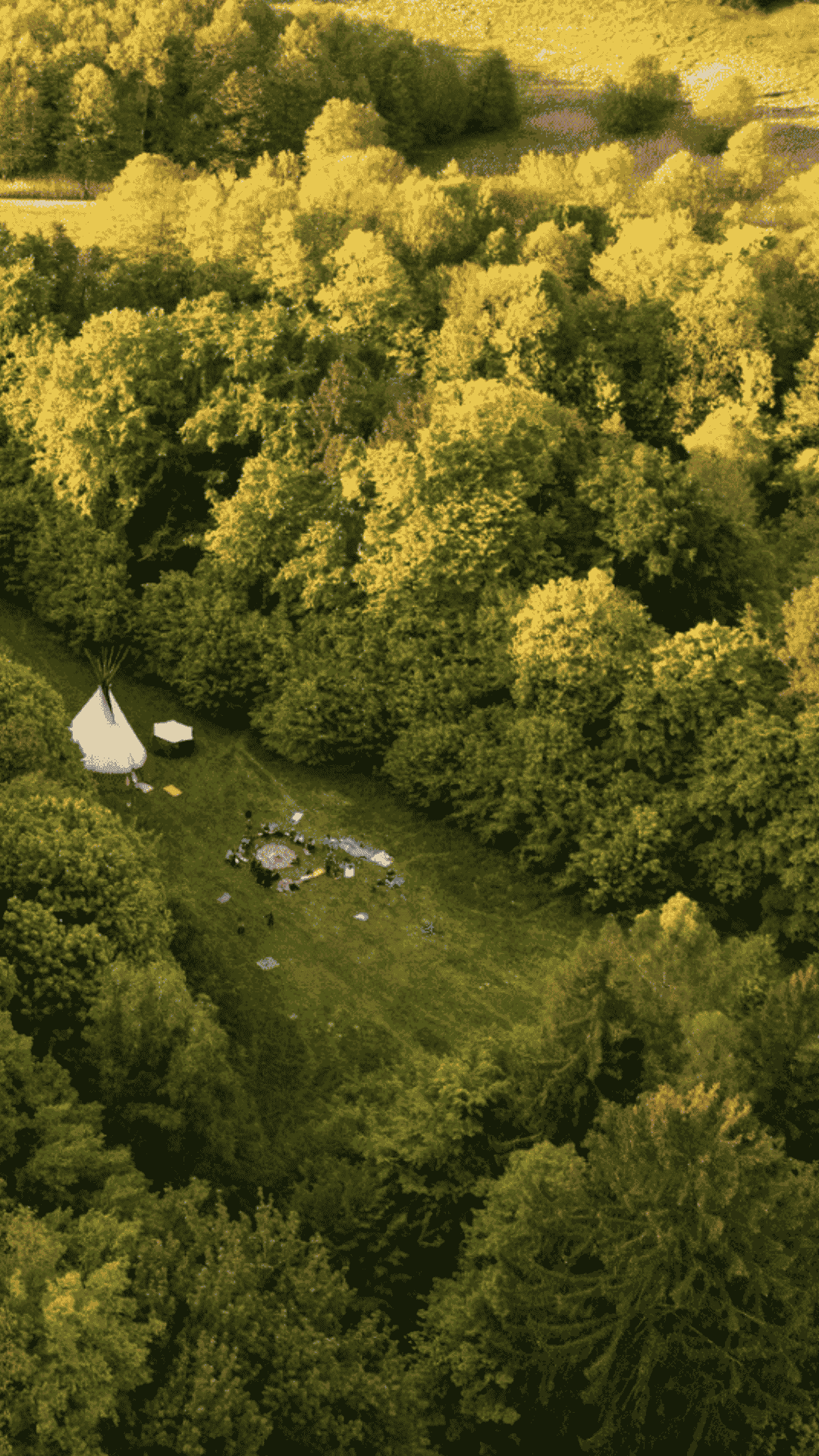 Rabouň — louka s teepee z výšky